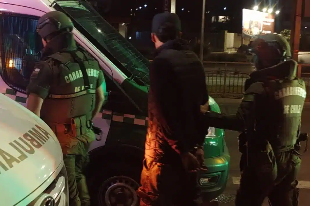 Celular con reloj análogo en pantalla durante el cambio de hora en Chile