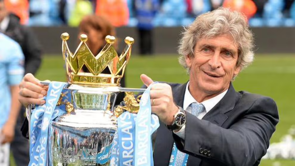 Manuel Pellegrini con el trofeo de la Premier League durante su etapa en Manchester City