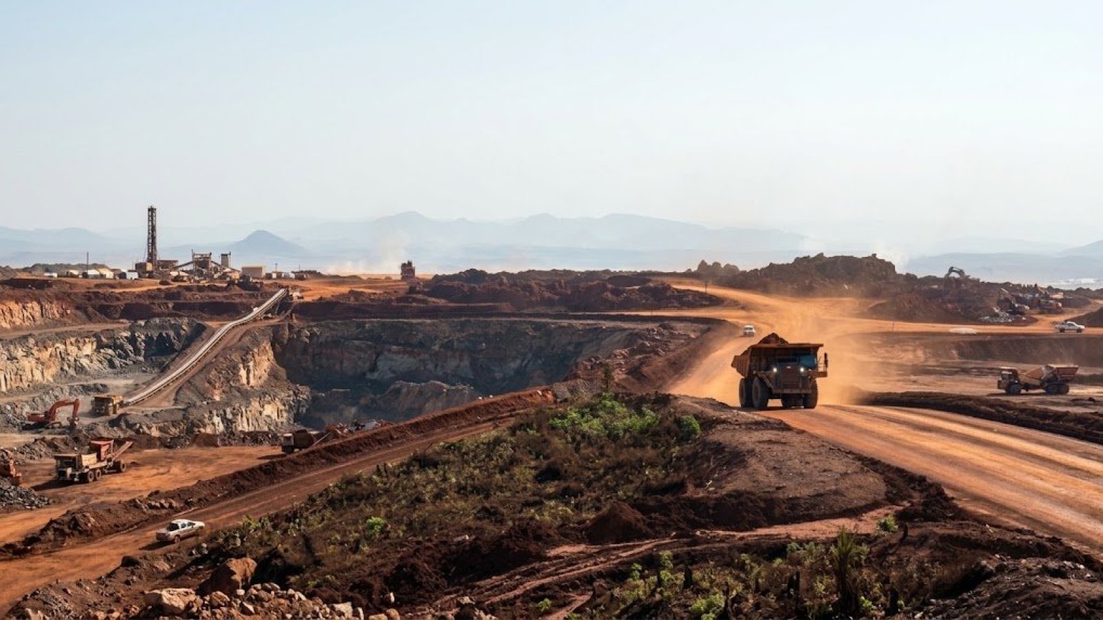 Faena minera con camiones de extracción en Minera Escondida, Región de Antofagasta.
