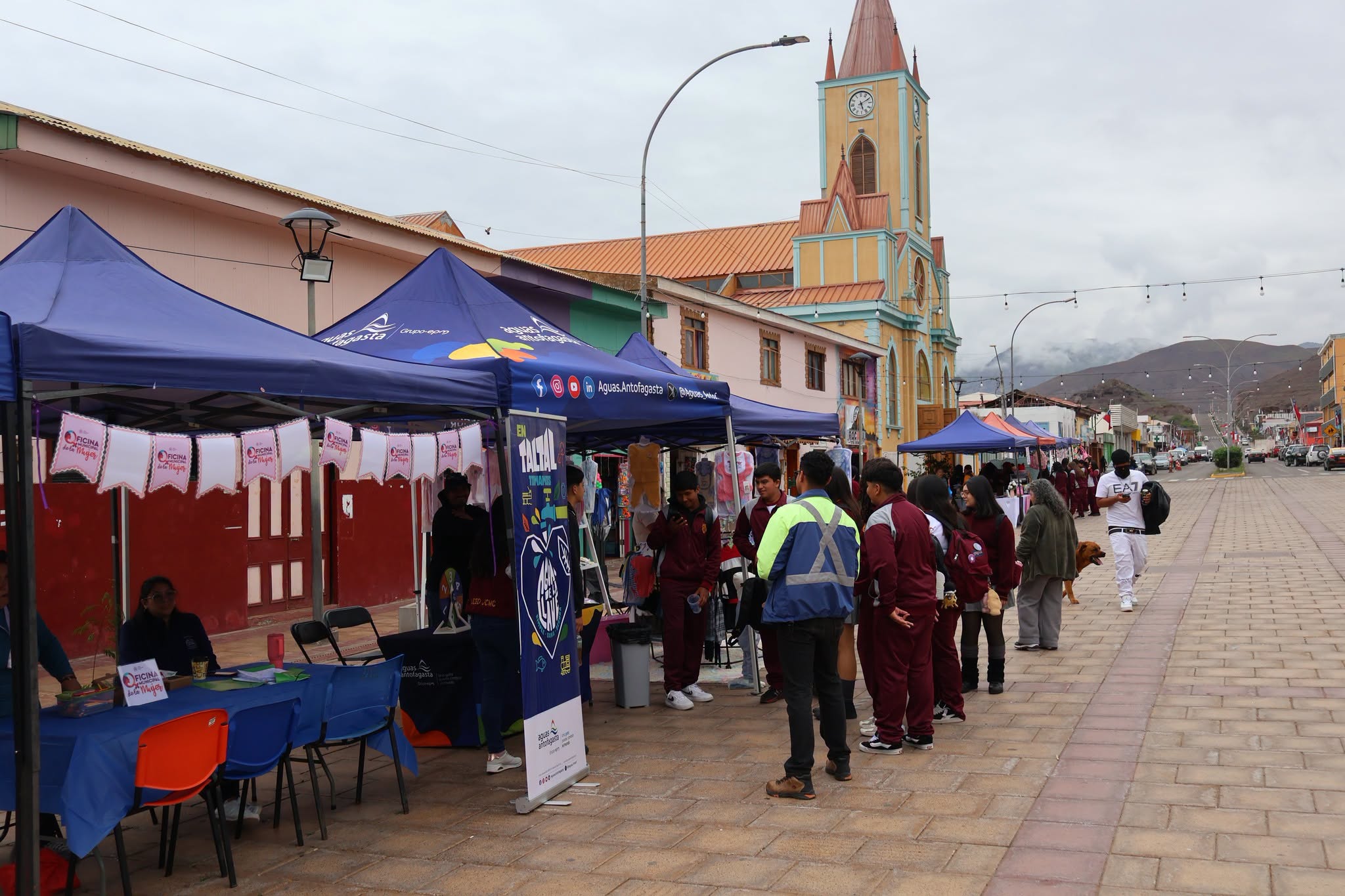 Stands y asistentes durante la jornada del Día Mundial del Turismo en Plaza Prat de Taltal