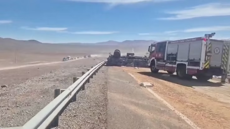 Accidente de tractocamión en la Ruta 5 Norte, comuna de Taltal, cerca del acceso a Oficina Alemania.