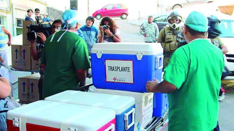 Personal de salud junto a contenedores para el traslado de órganos destinados a trasplante