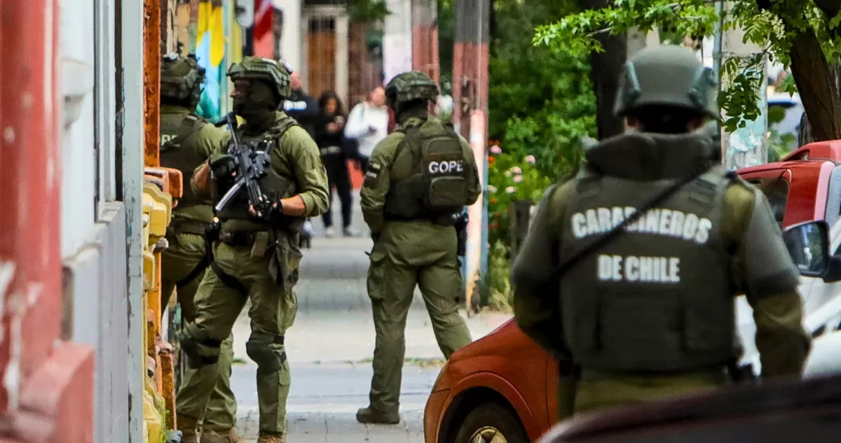 Funcionarios de Carabineros de Chile, incluidos efectivos del GOPE, desplegados con equipamiento táctico durante un operativo en una calle.